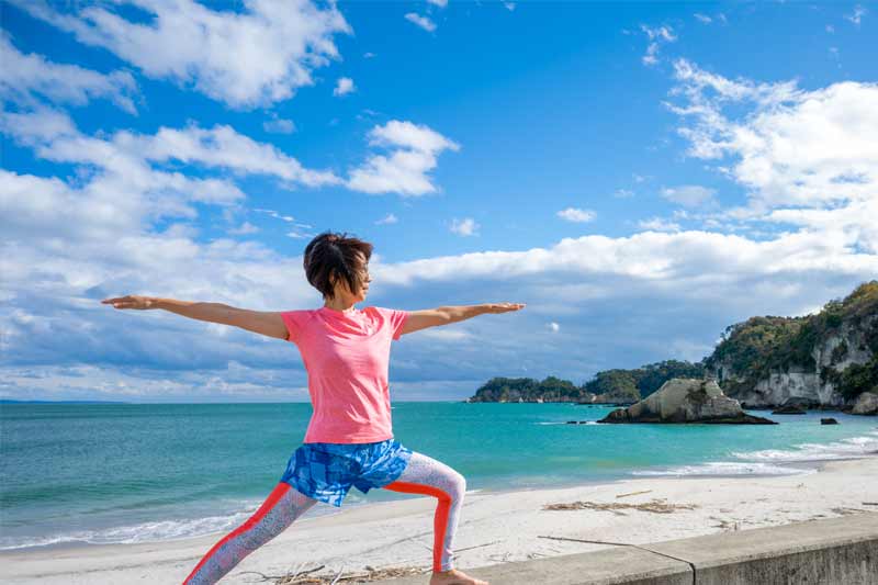 海辺で自然を感じながらヨガ体験